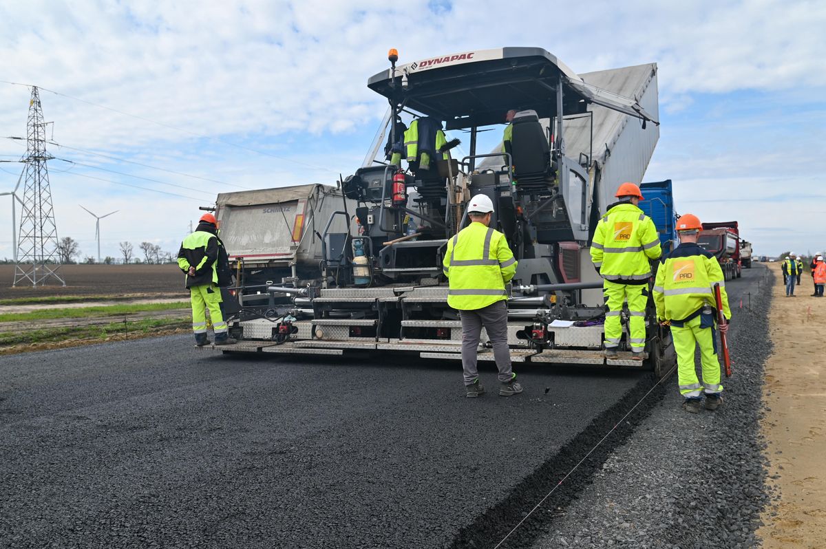 Carretera importante.  Los checos finalmente empezaron a construir