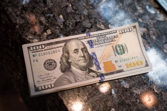 Kursy walut. Eurodolar stabilny przy utrzymaniu "gołębiej" retoryki Fed