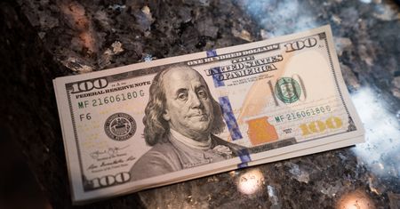 Kursy walut. Eurodolar stabilny przy utrzymaniu "gołębiej" retoryki Fed