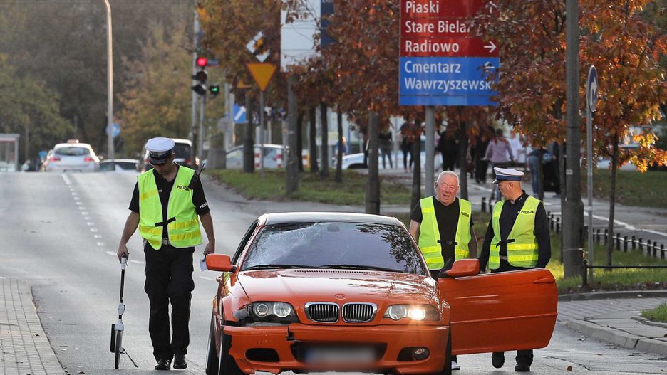 Warszawa. Służby policyjne na miejscu, gdzie doszło do śmiertelnego potrącenia mężczyzny przechodzącego przez przejście dla pieszych