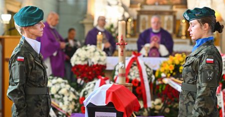 Pożegnali Napoleona Ciukszę. Szczątki żołnierza AK odnalazł IPN