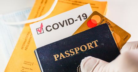 Paszporty covidowe. Jest "plan B" w razie nieudanych negocjacji