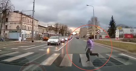 Dziecko wbiegło pod samochód. Szokujące nagranie
