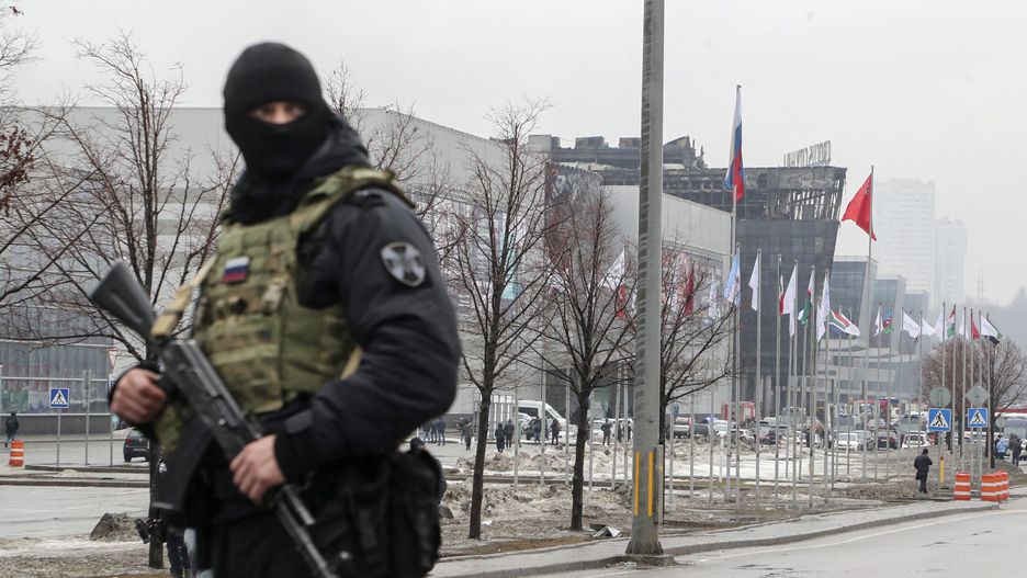 A Russian policeman guards near the burned Crocus City Hall concert venue following a terrorist attack in Krasnogorsk, outside Moscow, Russia, 23 March 2024. On 22 March evening, a group of up to five gunmen attacked the Crocus City Hall in the Moscow region, Russian emergency services said. 93 people were killed and more than 100 others were hospitalized, the Investigative Committee confirmed. The head of the Russian FSB, Alexander Bortnikov, reported to Russian President Vladimir Putin on 23 March on the arrest of 11 people, including all four terrorists directly involved in the terrorist attack. EPA/MAXIM SHIPENKOV Dostawca: PAP/EPA.