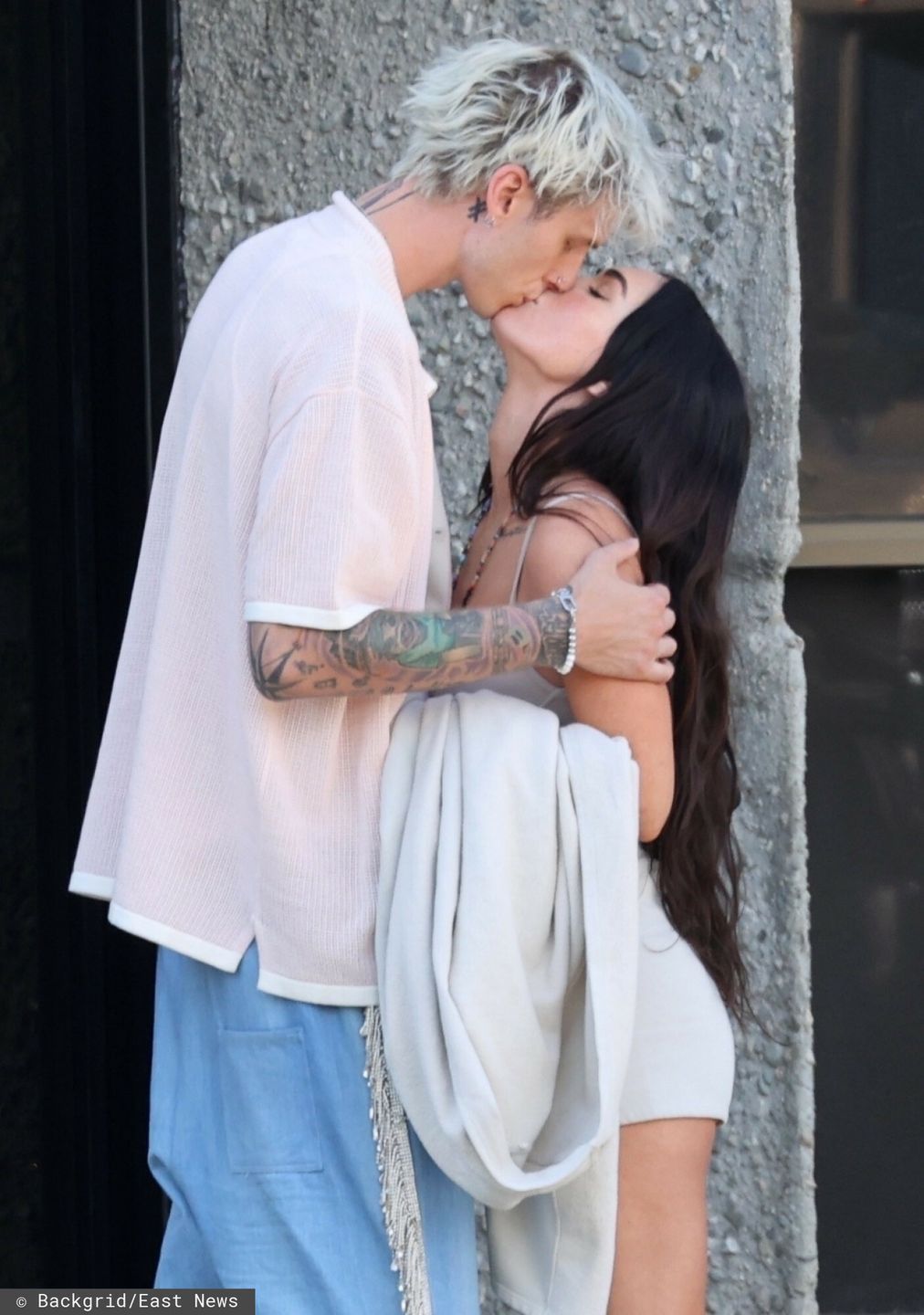 Megan Fox i Machine Gun Kelly całują się na pożegnanie