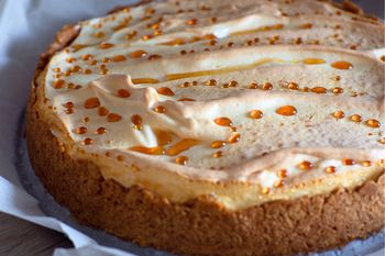 Piekę blacha za blachą. Ten sernik zachwyca wszystkich gości już od lat