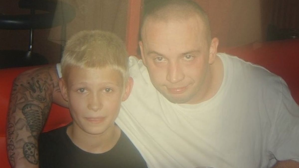 Szymi Szyms na zdjęciu z Peją. Miał wtedy 10 lat