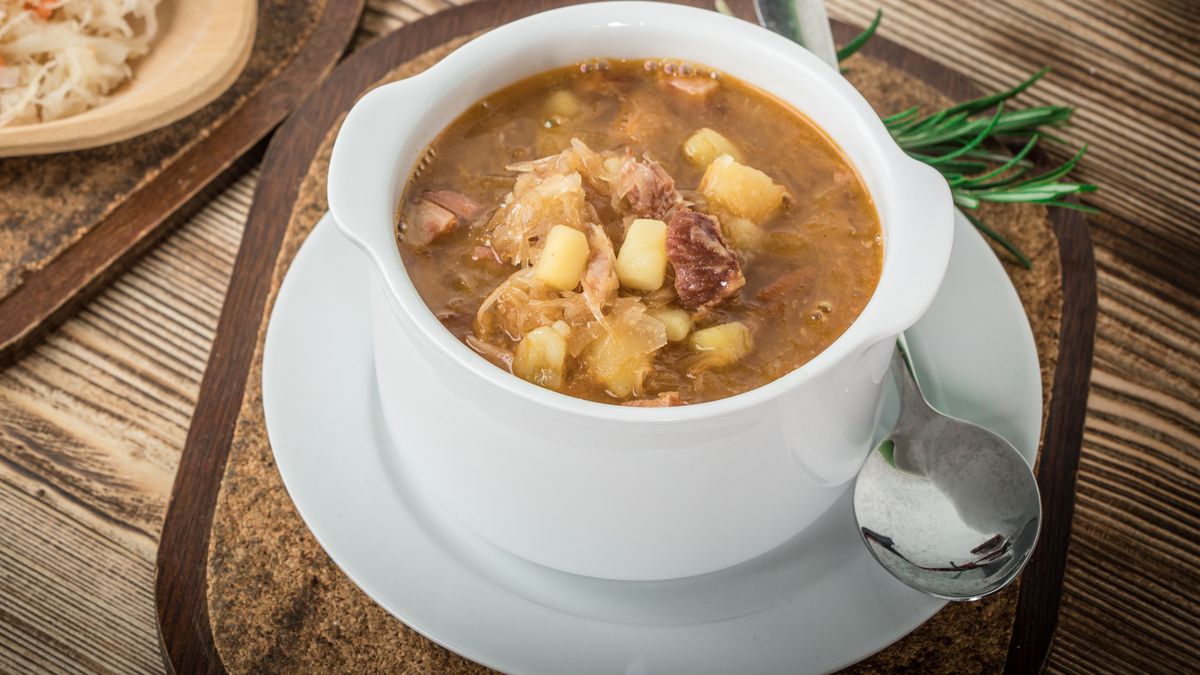 Zarzutka to sycąca, mięsna zupa z dodatkiem kapusty kiszonej