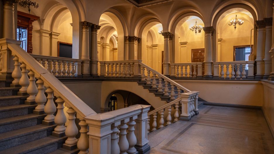 Jak wygląda wnętrze budynku, który od przeszło dekady był niedostępny? Jakie detale architektoniczne skrywa i co mieściło się w jego piwnicy? Odpowiedzi na te i inne pytania poznają zwiedzający dawną siedzibę Dyrekcji Pruskiej Kolei Wschodniej w Bydgoszczy. Pierwsze trzy spacery są bezpłatne. Kolejne będą kosztować 20 złotych - w ramach cyklu organizowanego przez ByLOT: &#34;Za dwie dyszki bez zadyszki&#34;. Ponadto przewidziane są specjalne zwiedzania dedykowane dla byłych pracowników kolei. Obiekt będzie dostępny dla zwiedzających do końca 2025 roku.