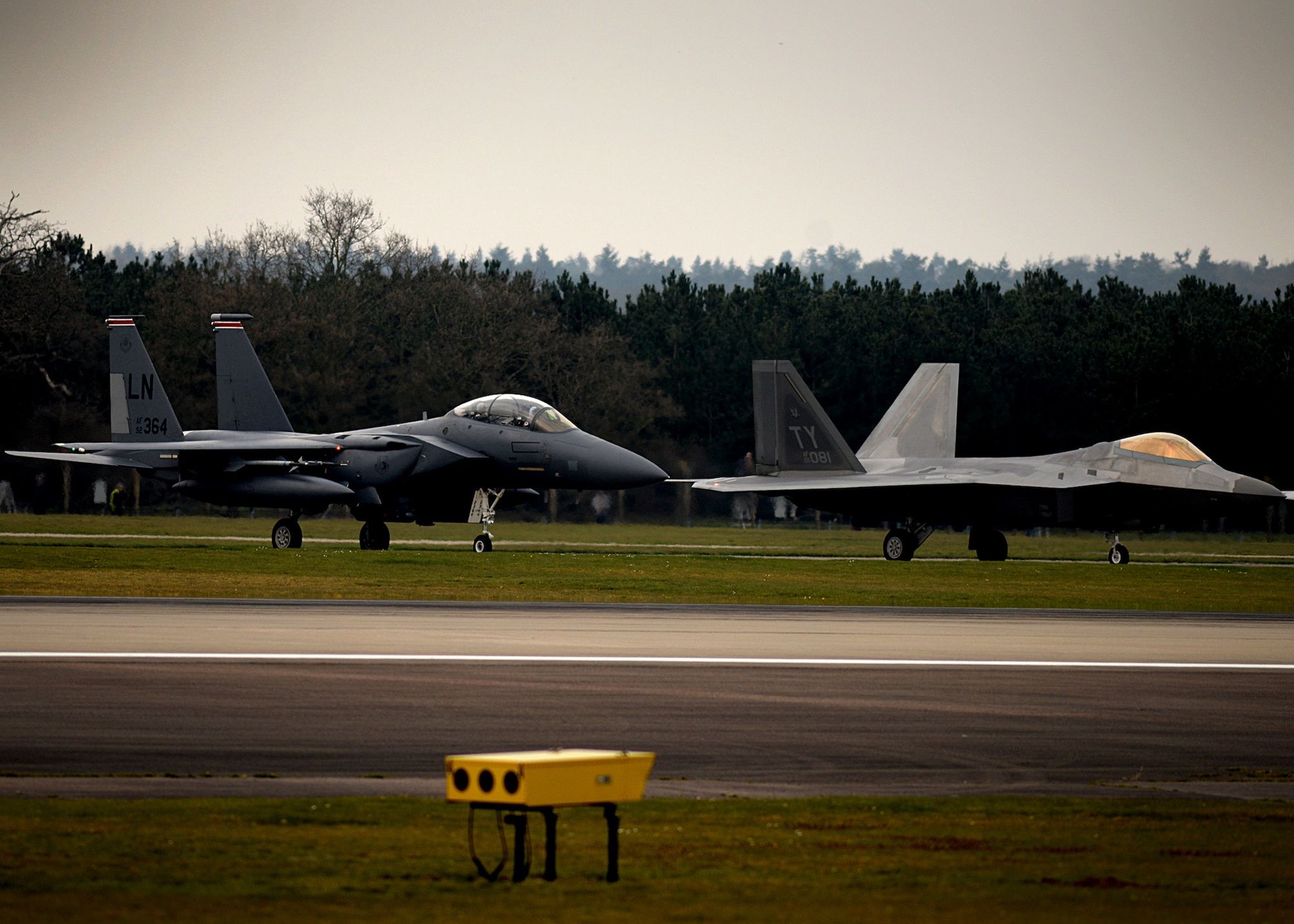 Baza RAF Lakenheath i amerykańskie samoloty F-15 i F-22