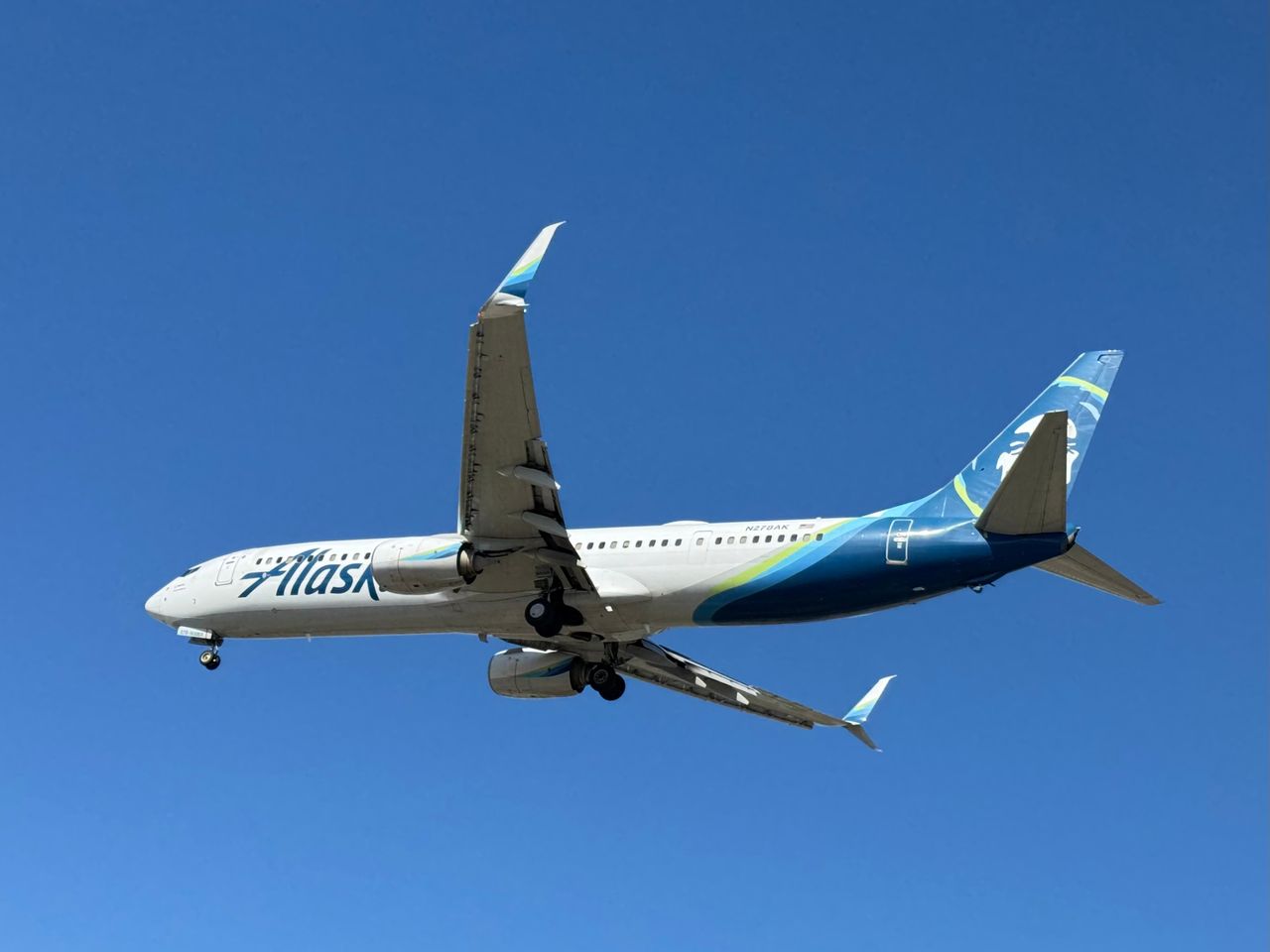 Pasażer próbował otworzyć drzwi samolotu. "Wszyscy zginiemy"