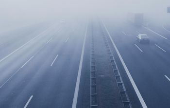 IMGW ostrzega. Mgła spowije niemal cały kraj. Później nagły zwrot