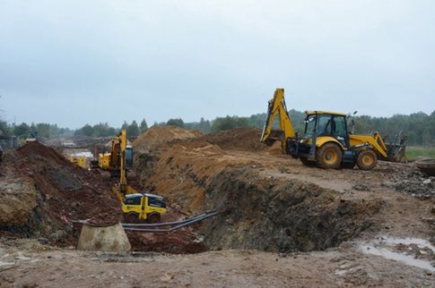 Prace przy dojeździe do terenów inwestycyjnych nabrały tempa.