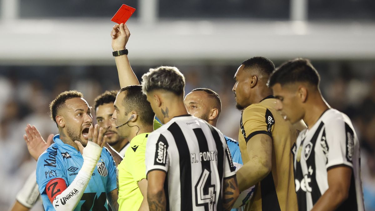 Neymar z czerwoną kartką po "ręce Boga"