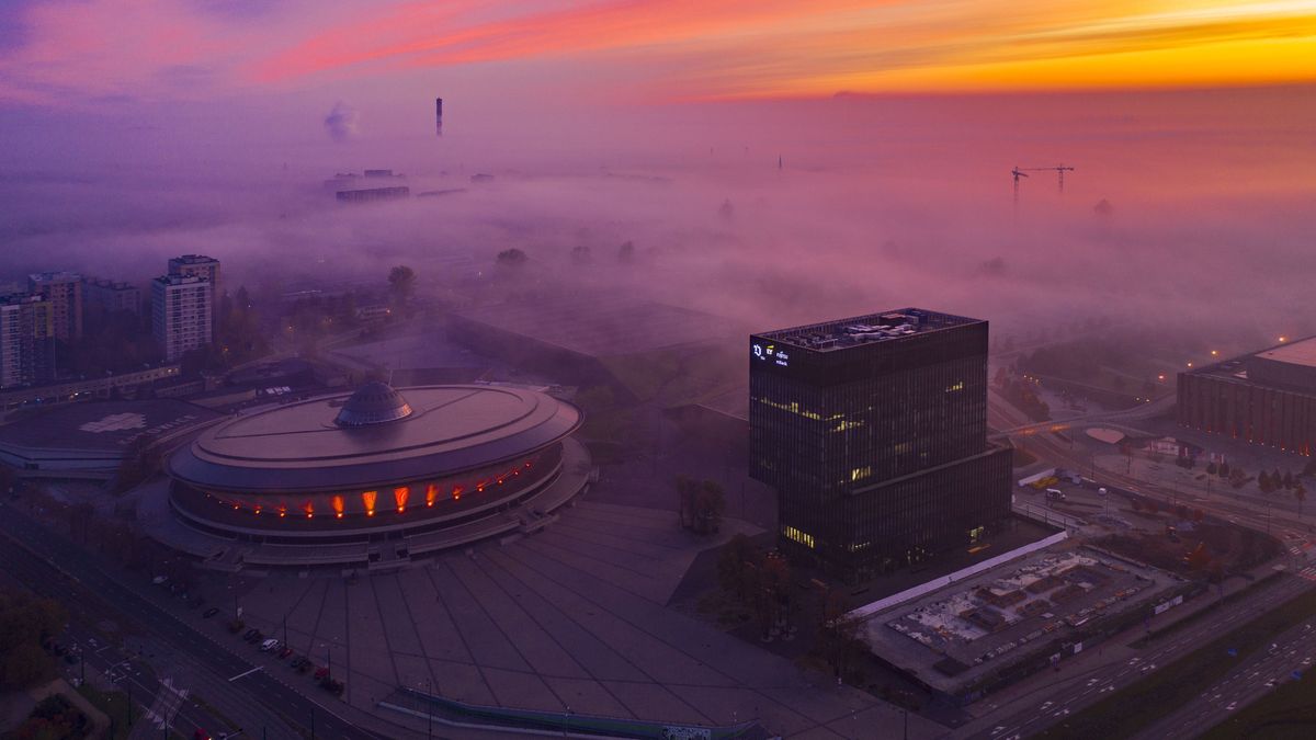 Spodek w Katowicach we mgle