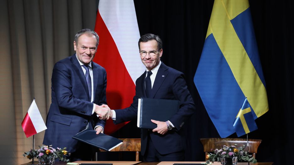 Harpsund, Szwecja, 28.11.2024. Premier RP Donald Tusk (L) i premier Szwecji Ulf Kristersson (P) konferencji prasowej w Harpsund w Szwecji, 28 bm. Premier RP wziął udział w szczycie krajów nordyckich i bałtyckich, w tym m.in. w podpisaniu strategicznego partnerstwa między Polską i Szwecją. (aldg) PAP/Leszek Szymański