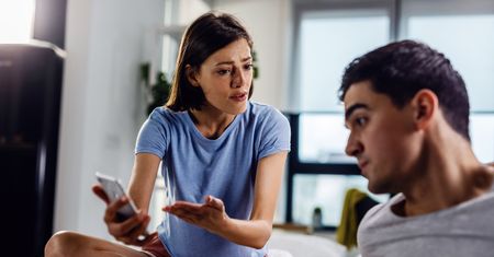 "Chciała, żebym usunął konta na Fejsie i Insta". Dlaczego kobiety ograniczają wolność partnerów?