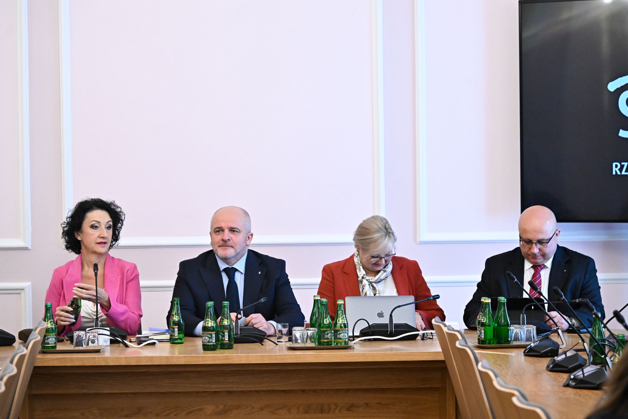 Warszawa, 26.09.2024. Przewodniczący komisji, poseł KO Paweł Kowal (2L), posłanka KO Anna Wojciechowska (2P) i posłanka Polski 2050 Ewa Schaedler (L) podczas posiedzenia sejmowej komisji spraw zagranicznych w Sejmie w Warszawie, 26 bm. Komisja dyskutuje nad kandydatami na ambasadorów. (ad) PAP/Radek Pietruszka