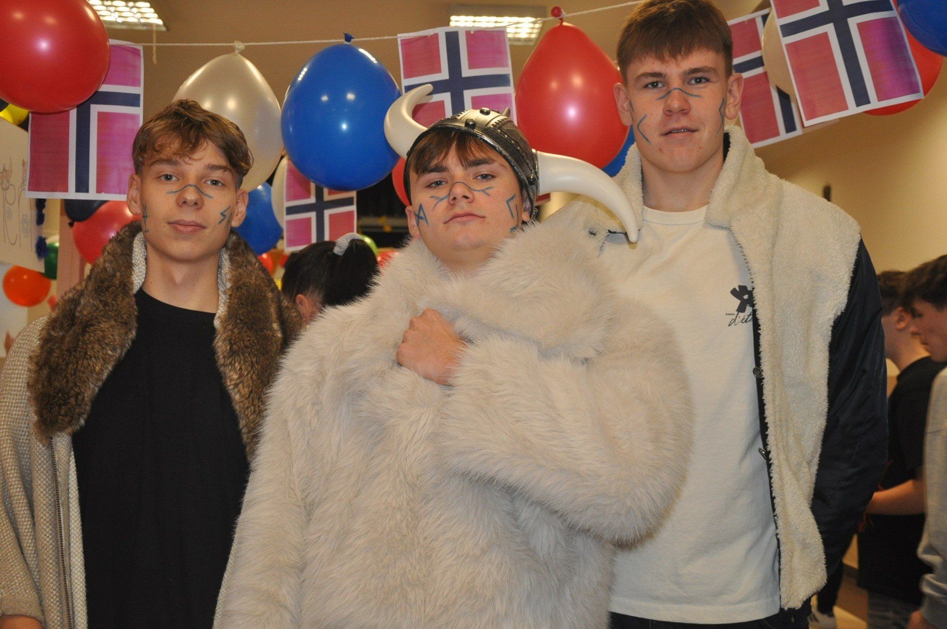 Dzień Kultury Europejskich w I Liceum Ogólnokształcącym im. Komisji Edukacji Narodowej w Końskich. Groźni &#34;Norwegowie&#34;: Alex Malasiński, Adam Kośka i Oliwier Sinkiewicz