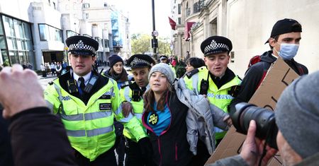 Greta Thunberg w rękach policji