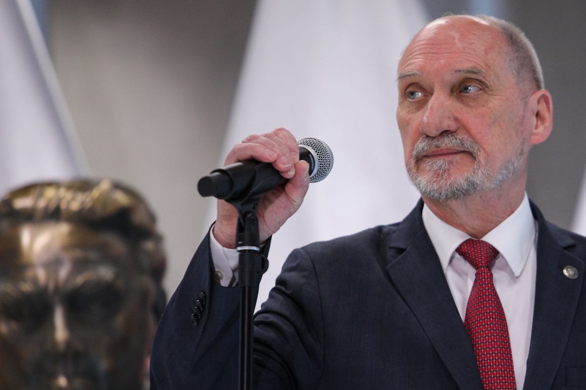 "Chamska hołota" była usprawiedliwioną reakcją Jarosława Kaczyńskiego - uważa Antoni Macierewicz