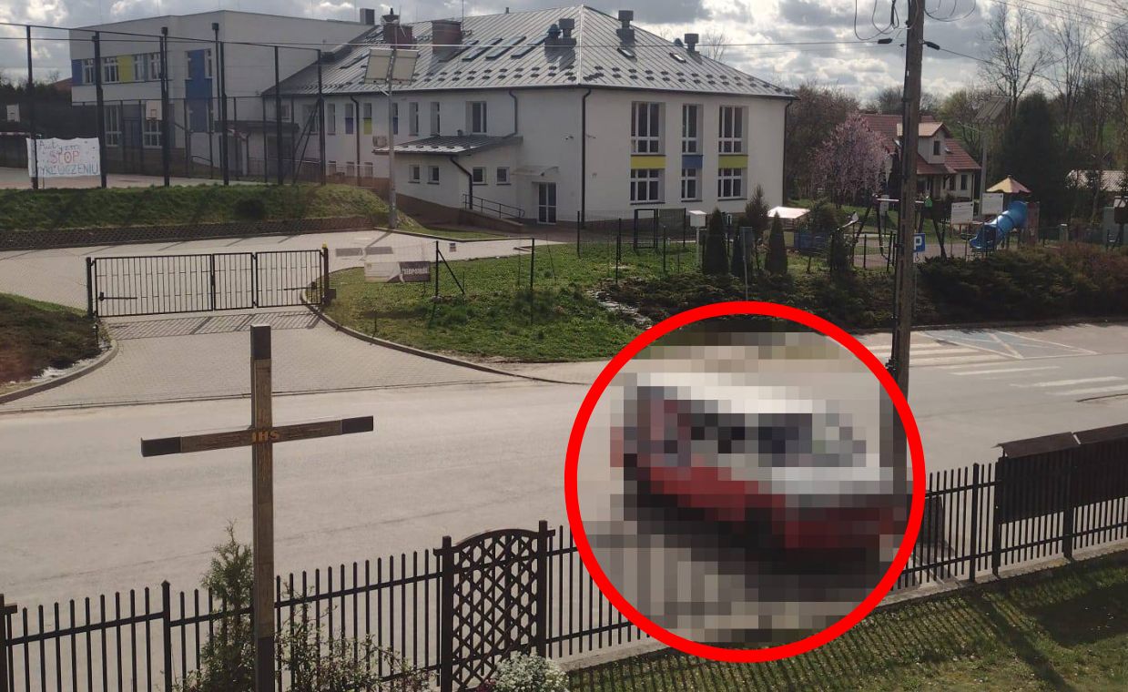 Bus zaparkował na parkingu kościelnym tuż przed wjazdem do szkoły, gdzie znajduje się lokal wyborczy