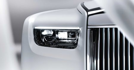Rolls-Royce Phantom przeszedł lifting. Teraz ma podświetlany grill i kontrowersyjne felgi