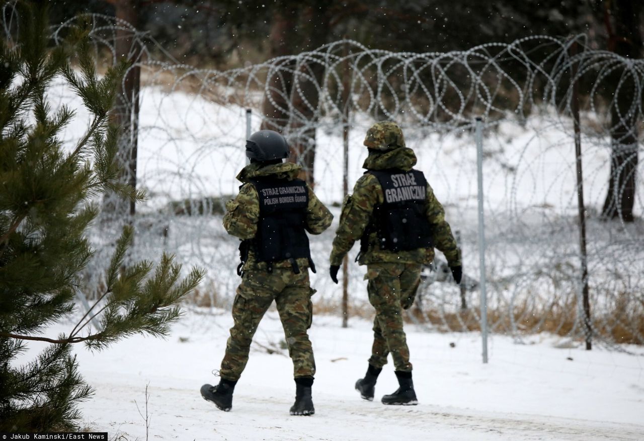 Funkcjonariusze Straży Granicznej na patrolu pod granicą polsko-białoruską 