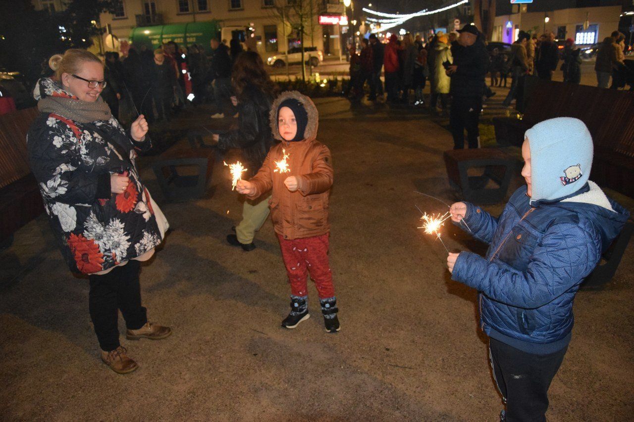 Choinka już się świeci, czyli zaczął się Zduńskowolski Jarmark Bożonarodzeniowy