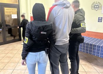 Brutalny napad na kobietę w Jaworznie. Pseudokibic zerwał z niej koszulkę „wrogiego” klubu i zostawił w samej bieliźnie