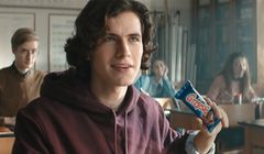 Szkolne harce w reklamie wafelków Grześki