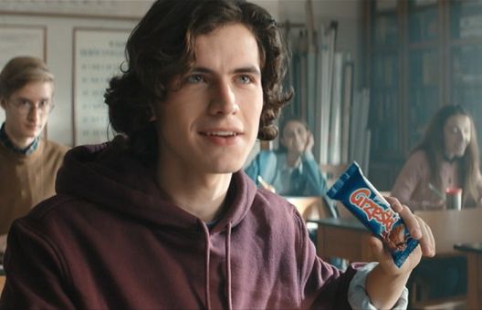 Szkolne harce w reklamie wafelków Grześki