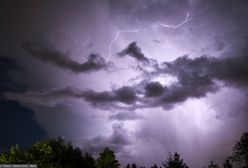 Burze nad Polską. Na ulicach zrobiło się biało. Wiatr łamał drzewa