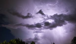 Burze nad Polską. Na ulicach zrobiło się biało. Wiatr łamał drzewa