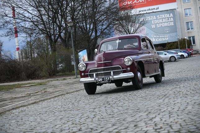 Warszawa, 30.03.2023. Na zdjęciu z 27 bm. samochód FSO Warszawa na terenie dawnej Fabryki Samochodów Osobowych w Warszawie. 50 lat temu, 30 marca 1973 r. zakończono produkcję samochodów Warszawa. (jm) PAP/Marcin Obara ***Zdjęcie do depeszy PAP pt. Robert Brykała: 50 lat temu zakończono produkcję samochodu FSO Warszawa***