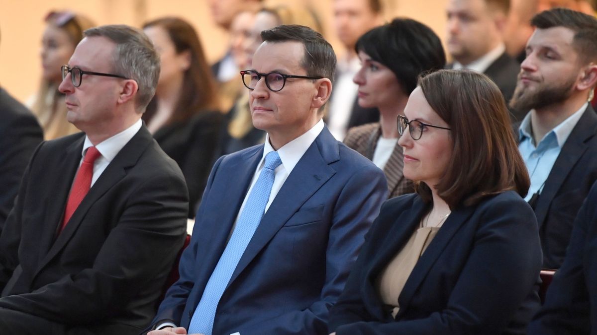 Minister finansów Magdalena Rzeczkowska i premier Mateusz Morawiecki podczas konferencji "Stabilne finanse publiczne w niestabilnych czasach", Warszawa 6 marca