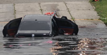 To nie fotomontaż. Bmw za setki tysięcy w wodzie