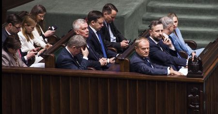 KO na prowadzeniu, Korona Brauna znów wysoko. Nowy sondaż