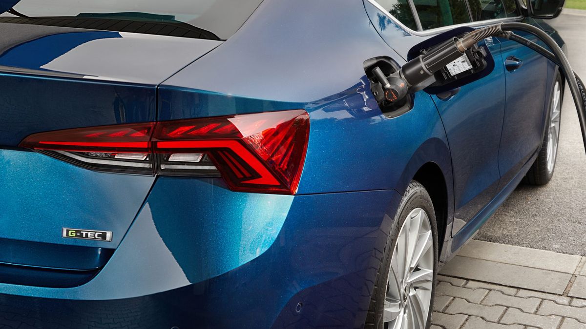 Zbiorniki CNG pomieszczą ponad 17 kg gazu.