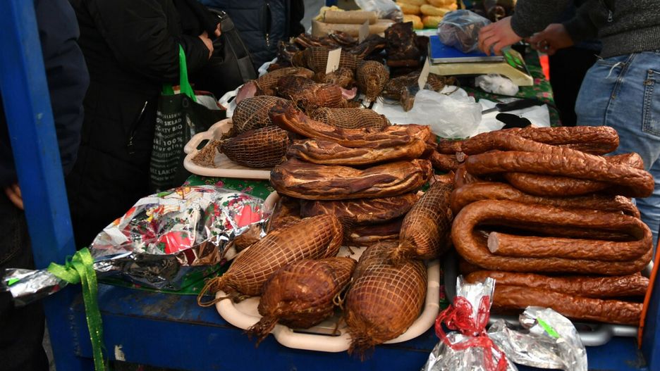 Przed?wi?teczne zakupyFot. Artur Barbarowski/East News, Krakow, 22.12.2021. Przedswiateczne zakupy krakowian na Kleparzu w centrum miasta. Mieszkancy kupuja przed Wigilia i Bozym Narodzeniem.
N/z: wedliny miesoArtur Barbarowski