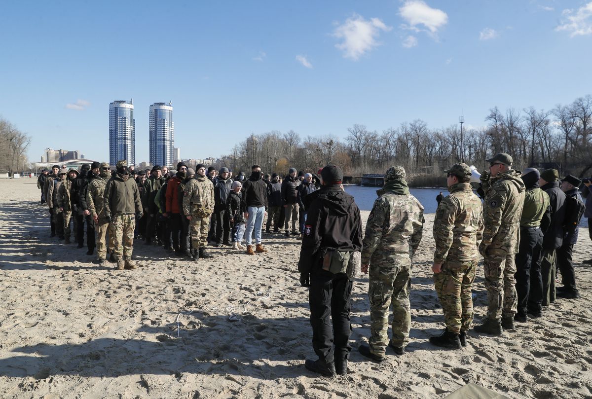 Ukraina. Cywile przechodzą przeszkolenie wojskowe 