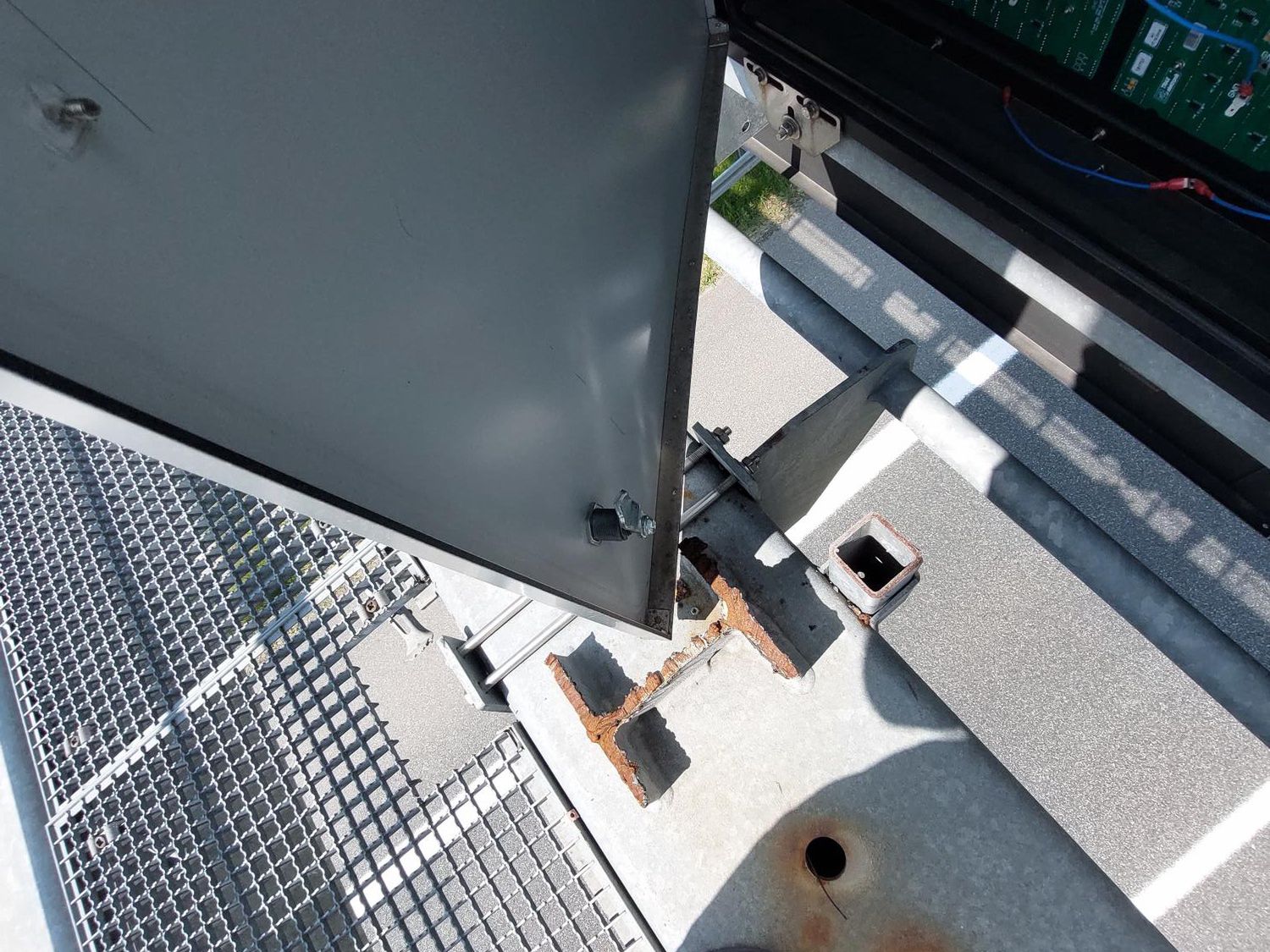 Zniszczenia spowodowane przez złodziei na bramownicy nad jezdnią autostrady A1