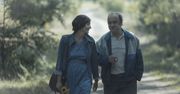 Arkadiusz Jakubik jako Jacek Kuroń. Zdjęcia z filmową żoną