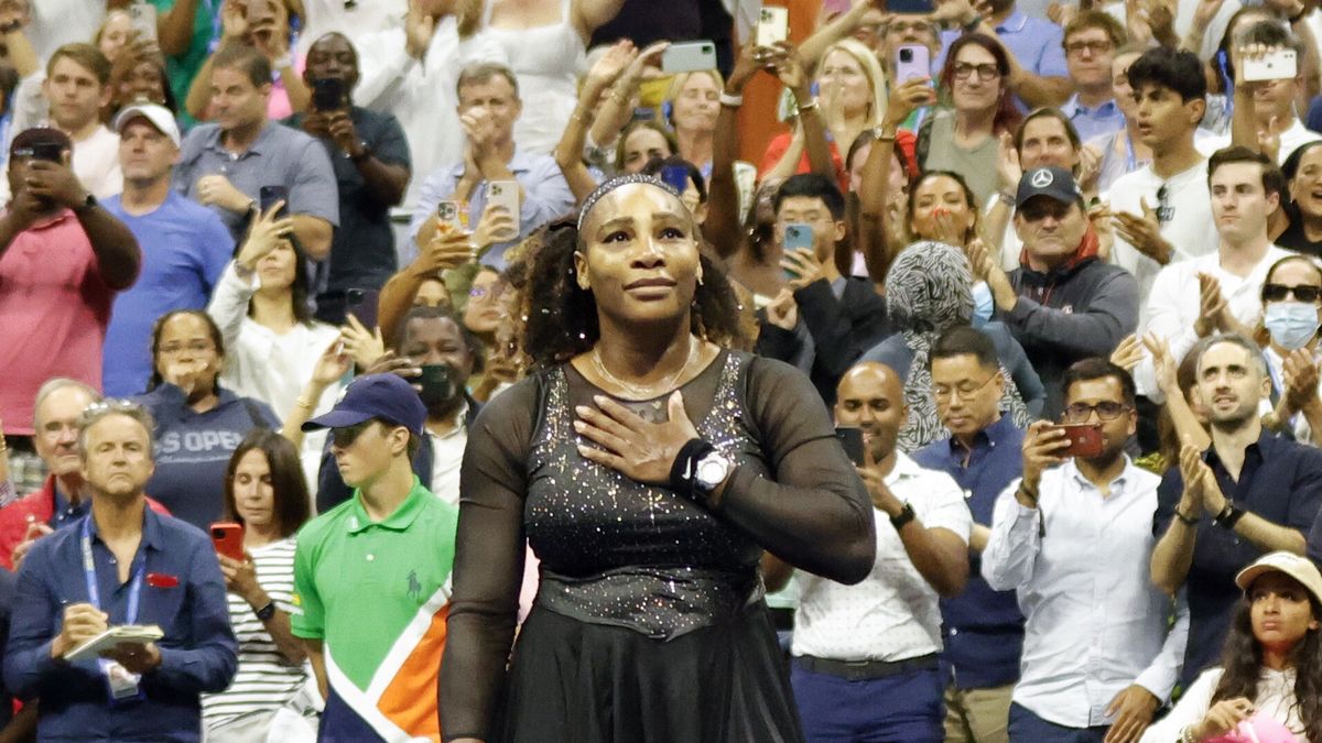 Serena Williams of the USA gestures after being defeated by Ajla Tomljanovic of Australia during their third round match at the US Open Tennis Championships at the USTA National Tennis Center in Flushing Meadows, New York, USA, 02 September 2022. The US Open runs from 29 August through 11 September. EPA/JASON SZENES Dostawca: PAP/EPA.