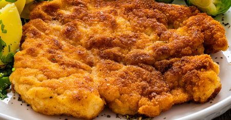 Wystarczy niewielka zmiana, a schabowe wyjdą sto razy smaczniejsze. Triki szefów kuchni