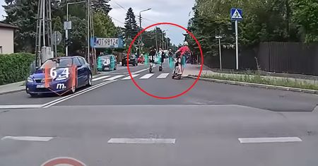 Grupa dzieciaków na hulajnogach. Internauci grzmią