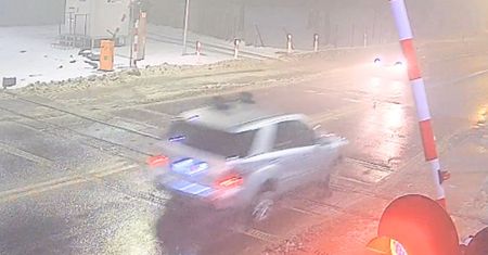 Posypią się mandaty. Kierowca mercedesa i rowerzysta nagrani na przejeździe kolejowym