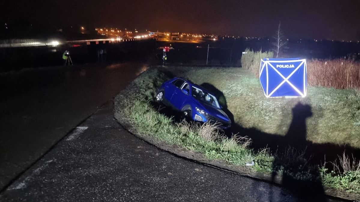 Wypadek w Dysie koło Lublina. Volkswagen wpadł do rowu, nie żyje kierowca