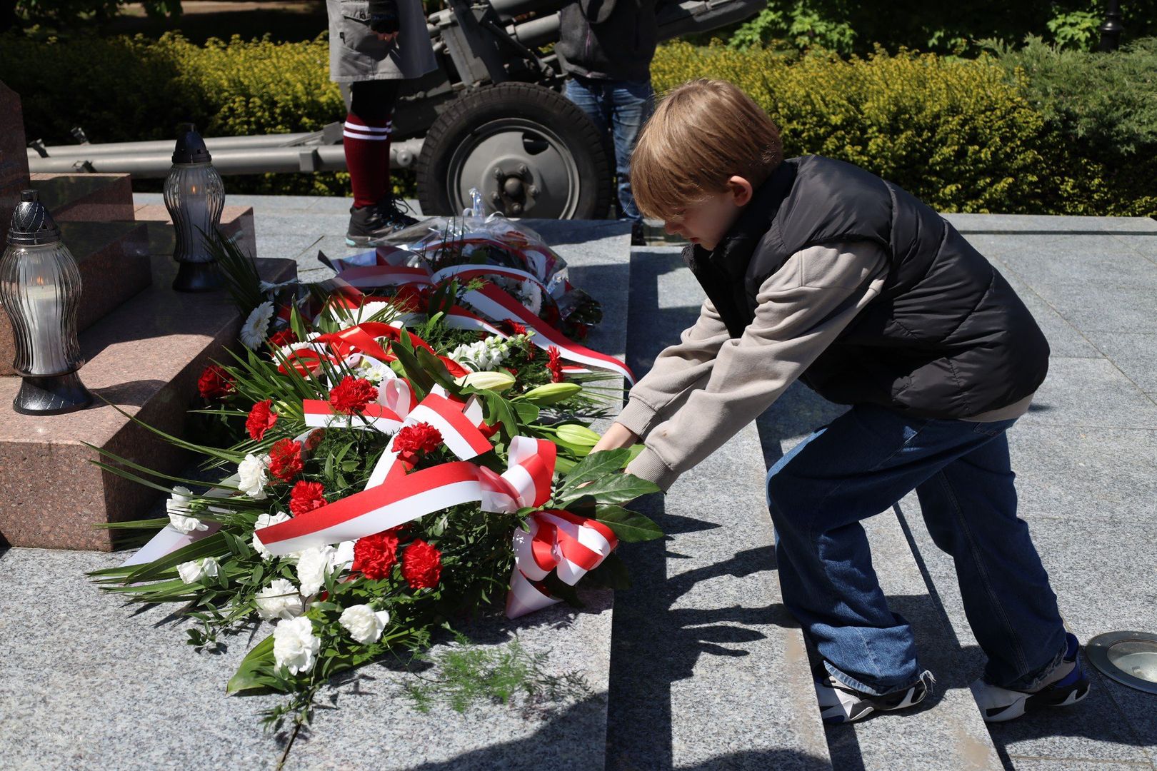 Uczestnicy złożyli wiązanki kwiatów przy Pomniku Wolności, a następnie przy Pomniku Poległych Mieszkańców Krotoszyna
