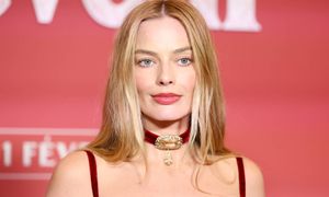 Zapozowała w czerwonej mini. To look w sam raz na walentynki